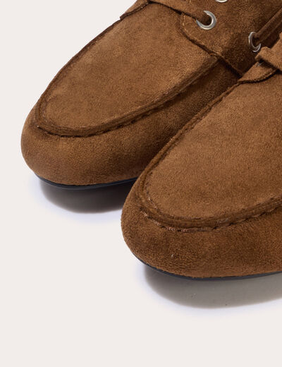 Chaussures bateau aspect daim beige femme
