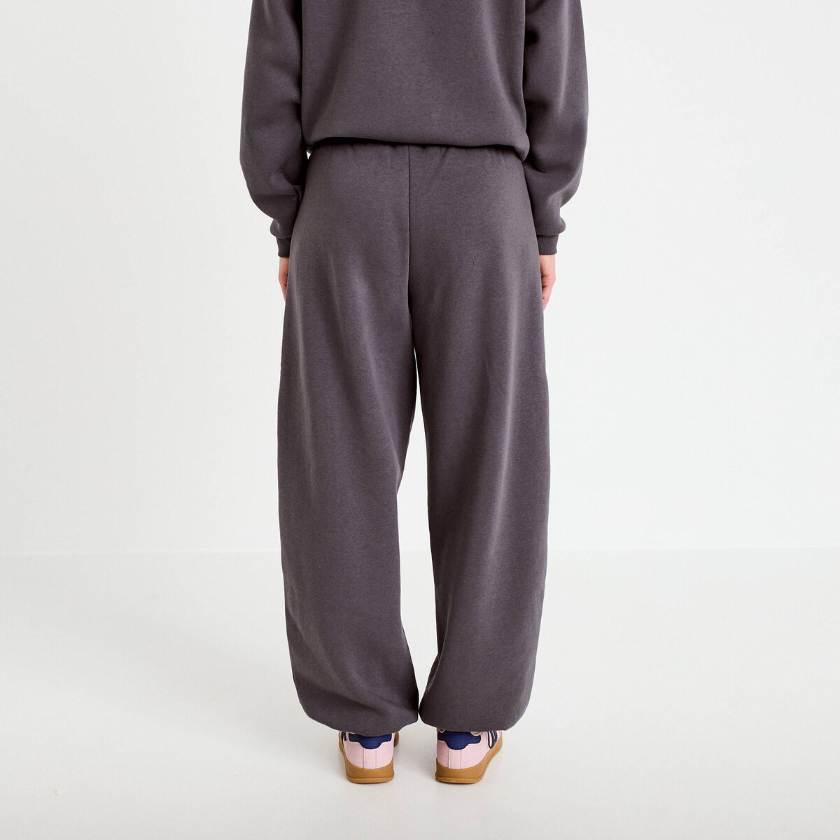 Jogging &agrave; d&eacute;tails clout&eacute;s taille basse gris fonc&eacute; femme
