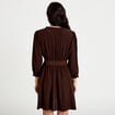 Robe courte &eacute;vas&eacute;e col v manches 3/4 marron fonc&eacute; femme