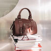 Sac port&eacute; main bordeaux femme
