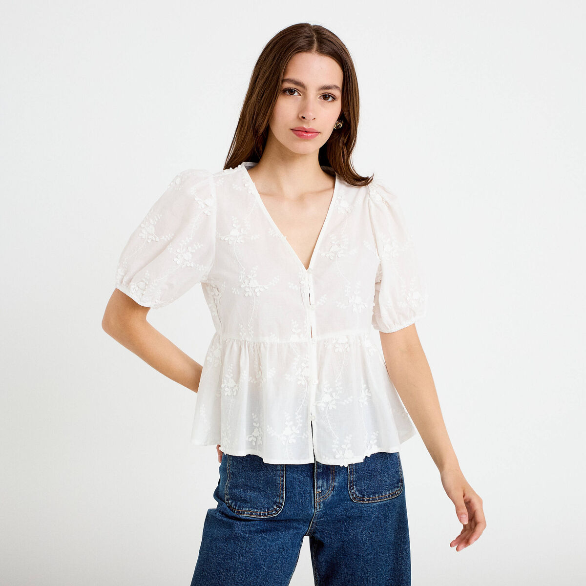 Blouse col v manches courtes brod&eacute;e ecru femme