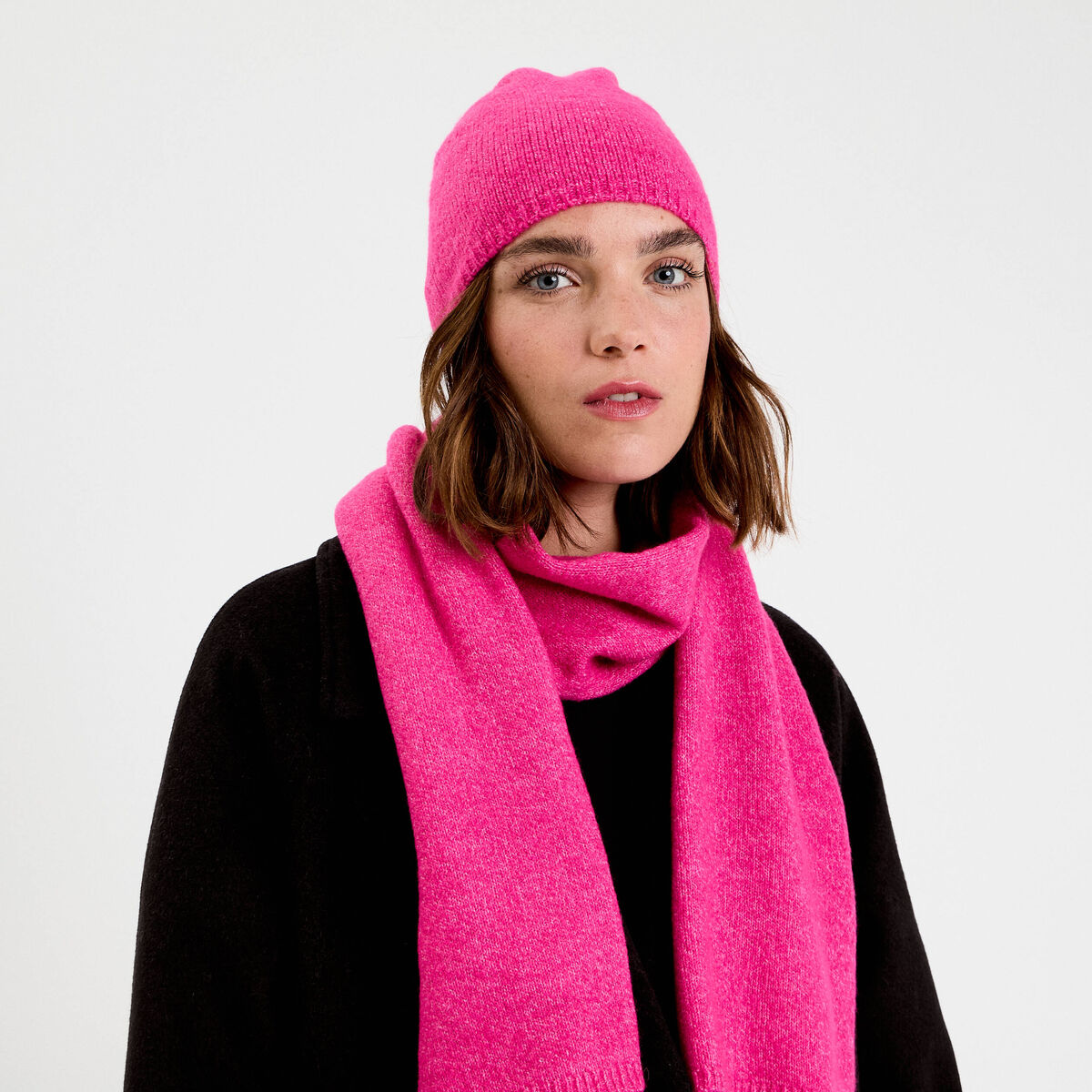 Ensemble bonnet et &eacute;charpe pr&ecirc;t &agrave; offrir rose fushia femme