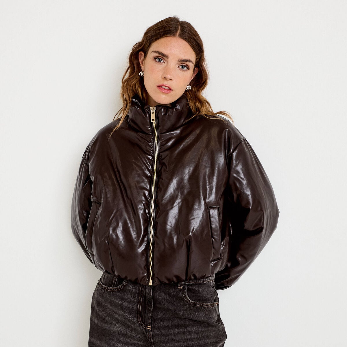 Doudoune cropped similicuir col montant marron fonc&eacute; femme