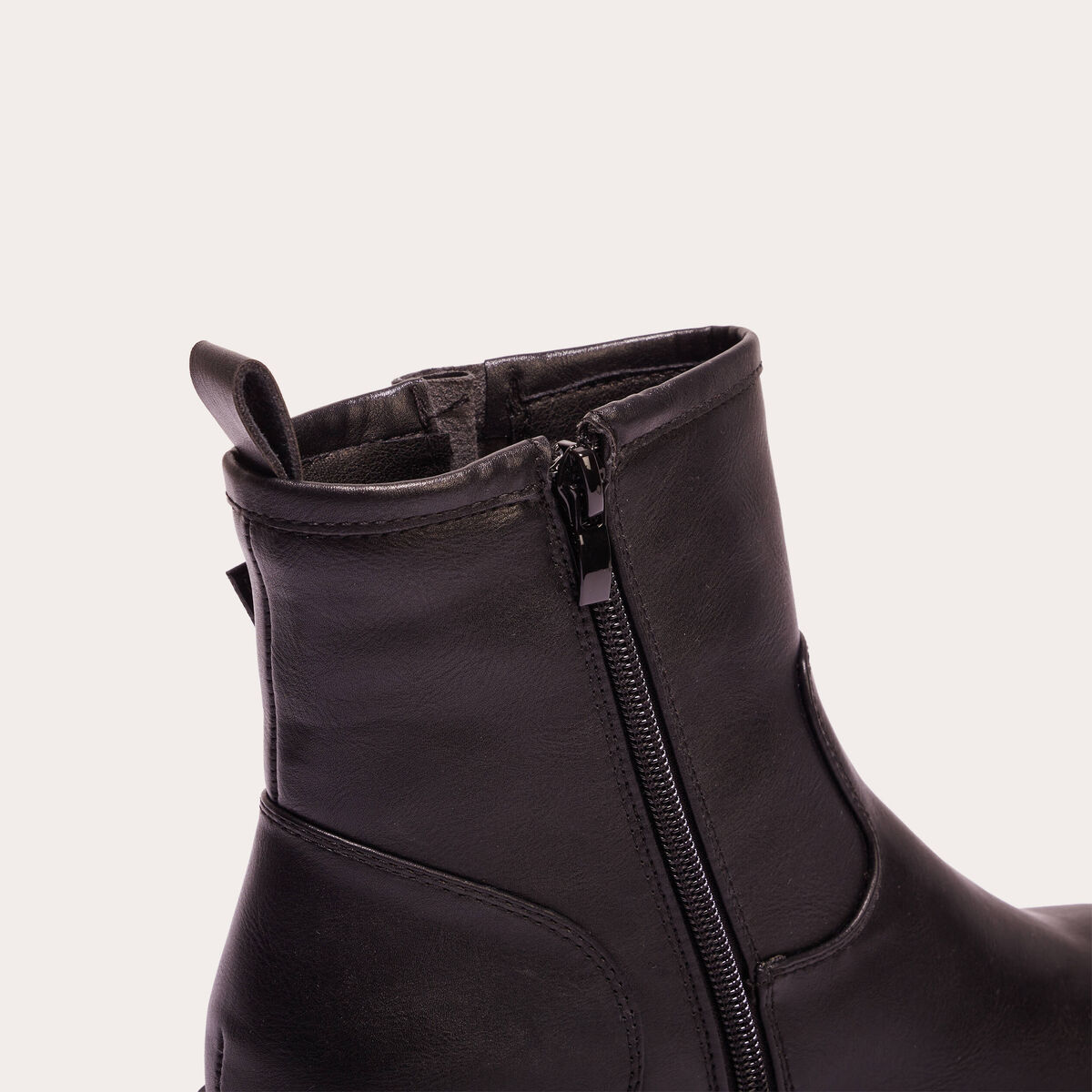 Bottines &agrave; talons et boucles noir femme