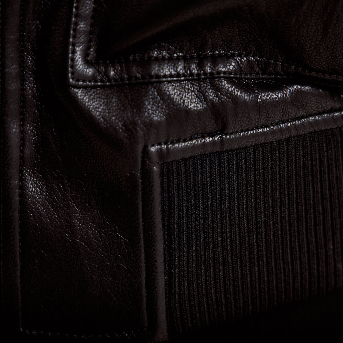 Bomber ajust&eacute; cropped similicuir noir femme