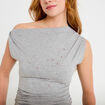 Top ajust&eacute; sans manches col bateau gris clair femme