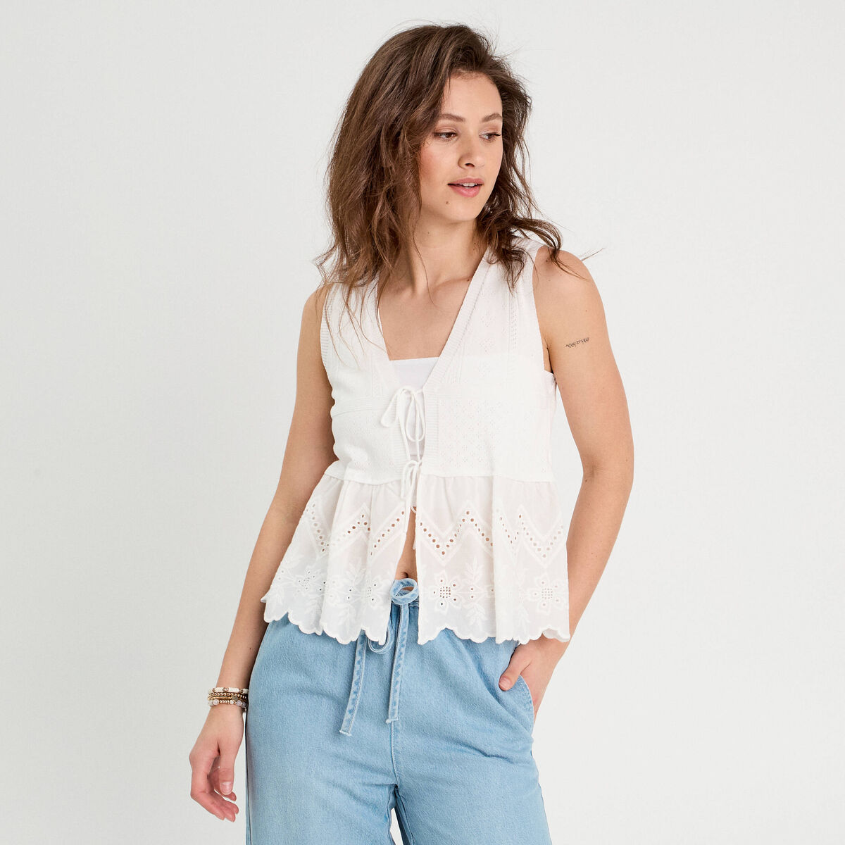 Gilet avec broderie anglaise blanc femme