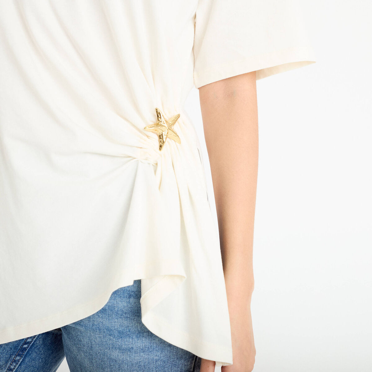 T-shirt &agrave; fronces avec bijou ecru femme