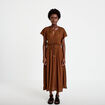 Robe longue &eacute;vas&eacute;e col v satin&eacute;e marron femme