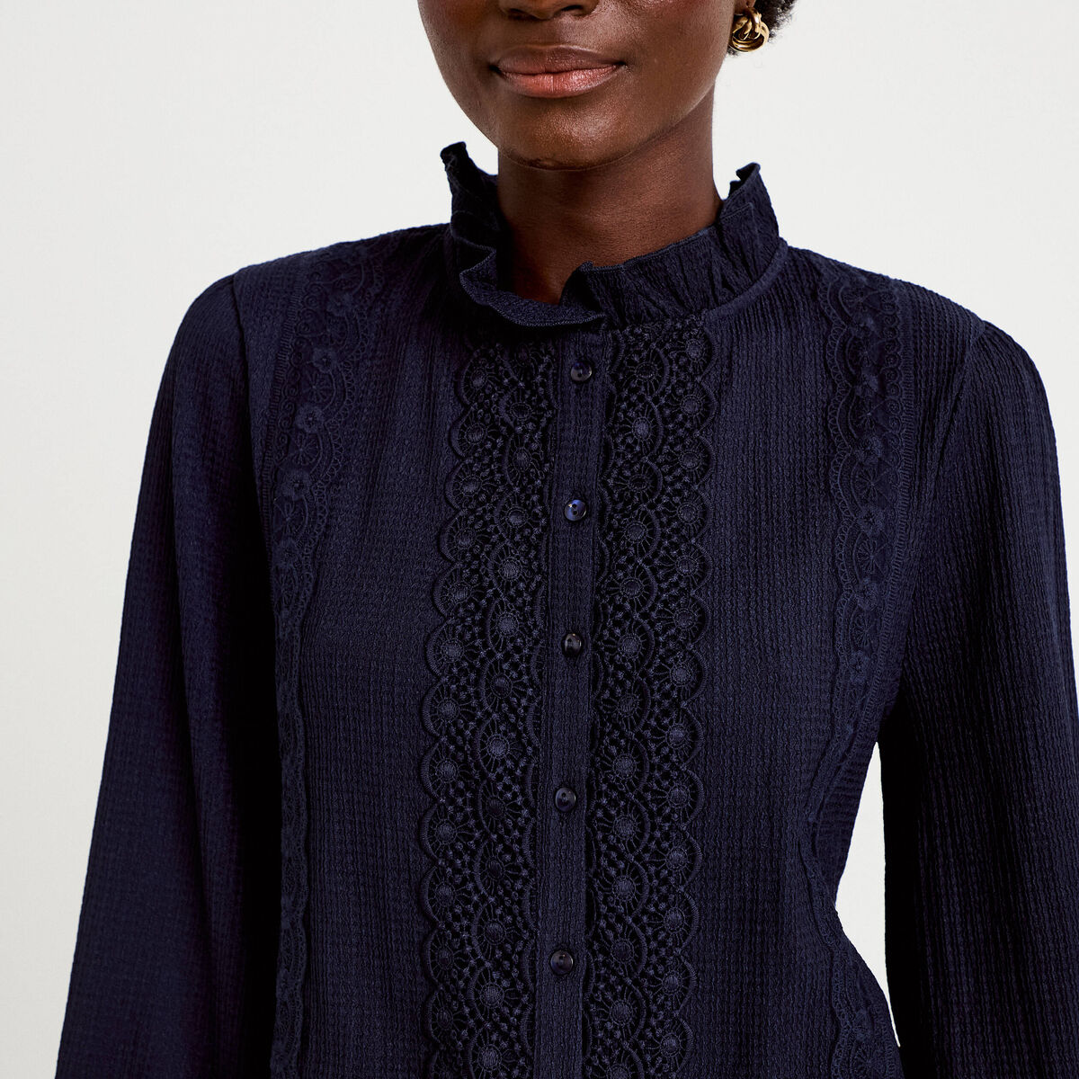 Blouse droite col montant dentelle bleu marine femme