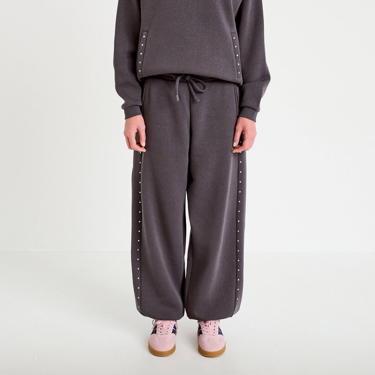 Jogging &agrave; d&eacute;tails clout&eacute;s taille basse gris fonc&eacute; femme