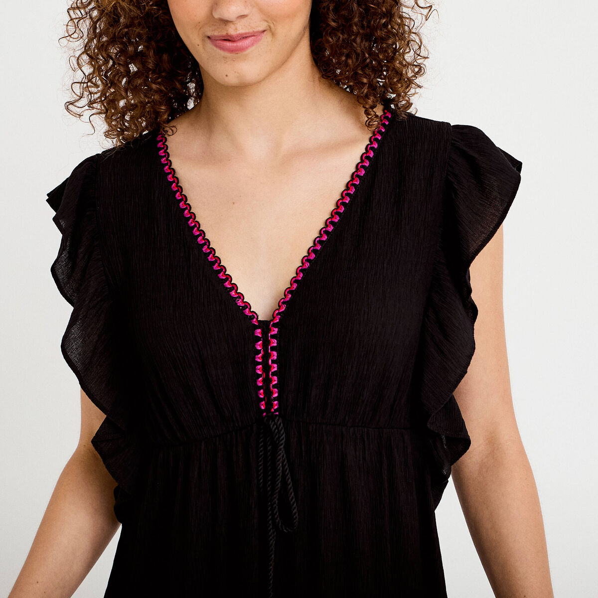 Robe &eacute;vas&eacute;e cr&ecirc;pe col v manches courtes noir femme
