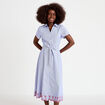 Robe longu&eacute; brod&eacute;e manches courtes bleu roi femme