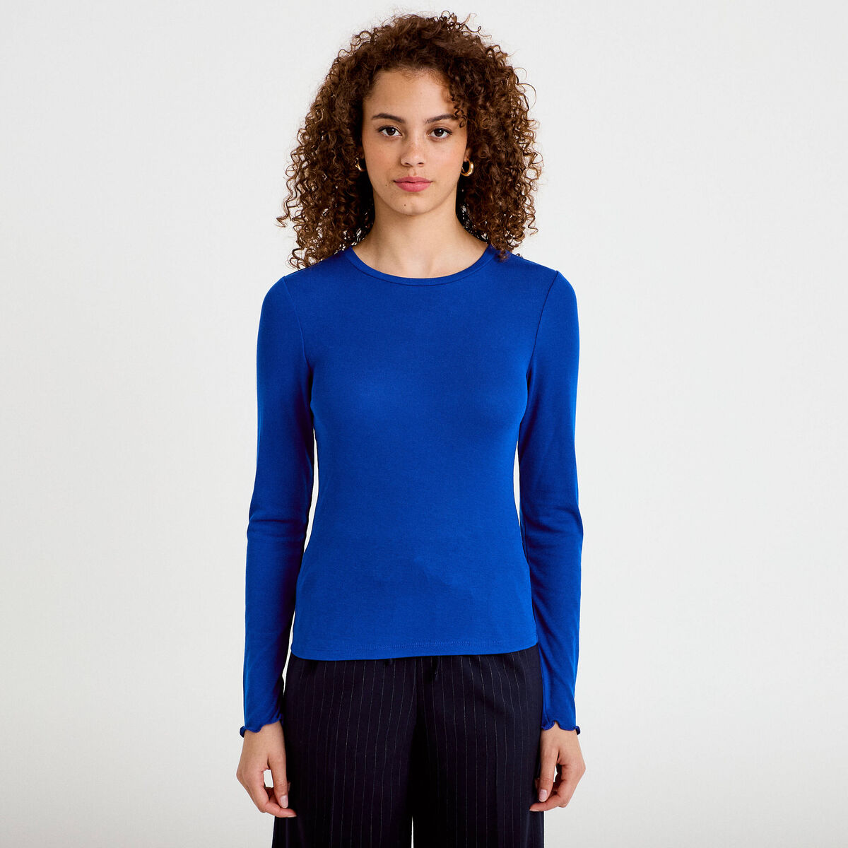 T-shirt ajust&eacute; col rond manches longues bleu electrique femme