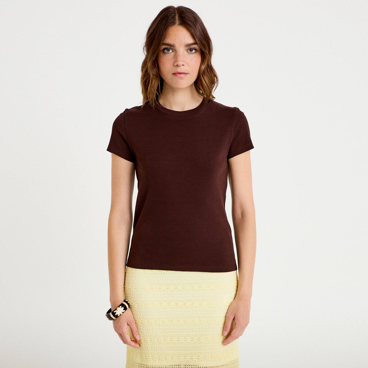 T-shirt c&ocirc;tel&eacute; ajust&eacute; manches courtes marron fonc&eacute; femme