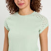 T-shirt détails ajourés vert clair femme
