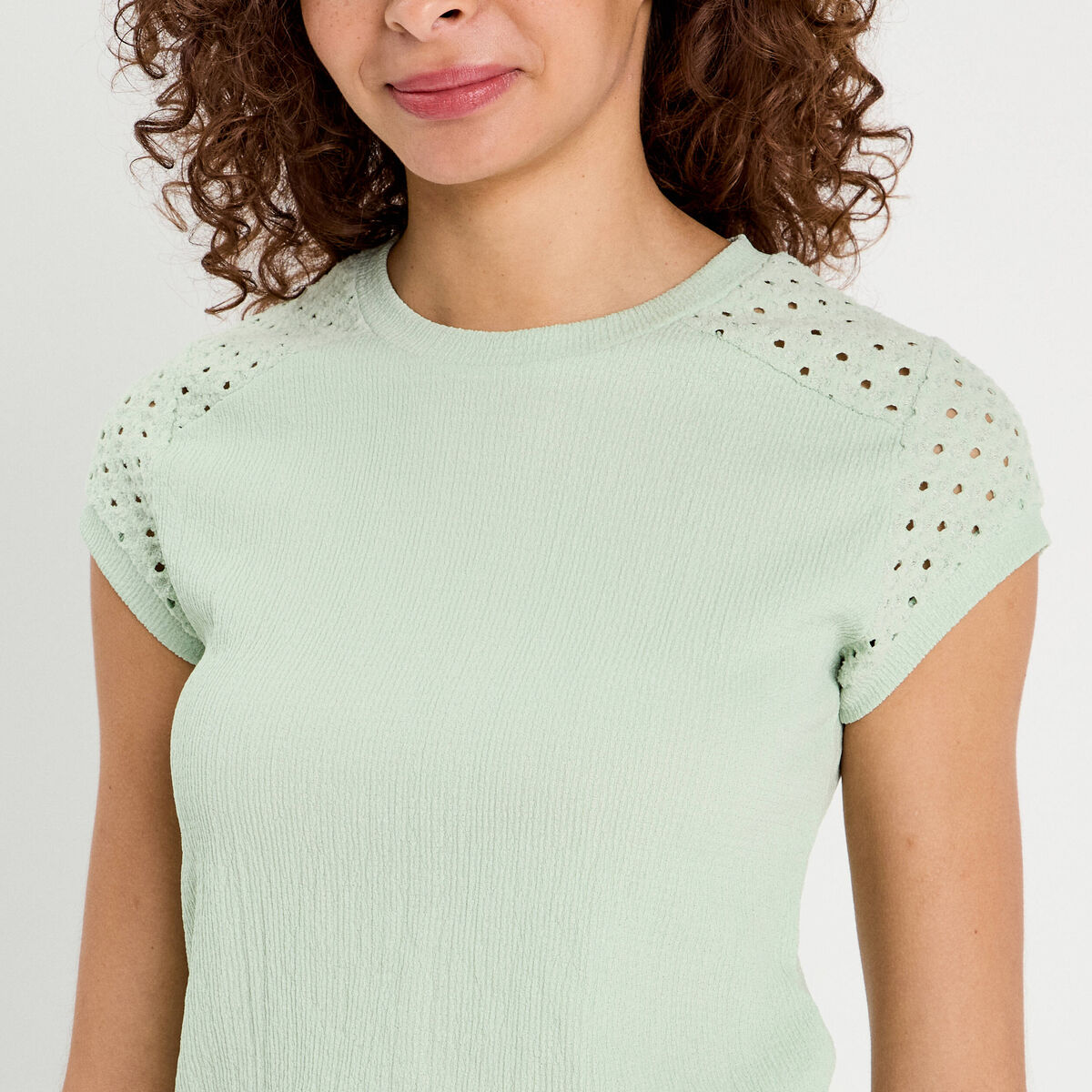 T-shirt détails ajourés vert clair femme