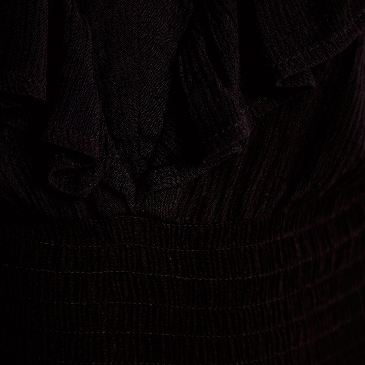 Blouse cintr&eacute;e cropped sans manches noir femme