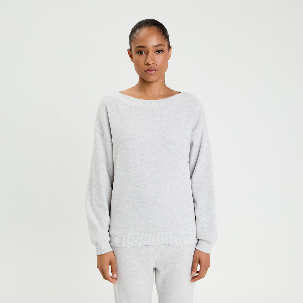 Sweat duveteux col rond manches longues gris clair femme