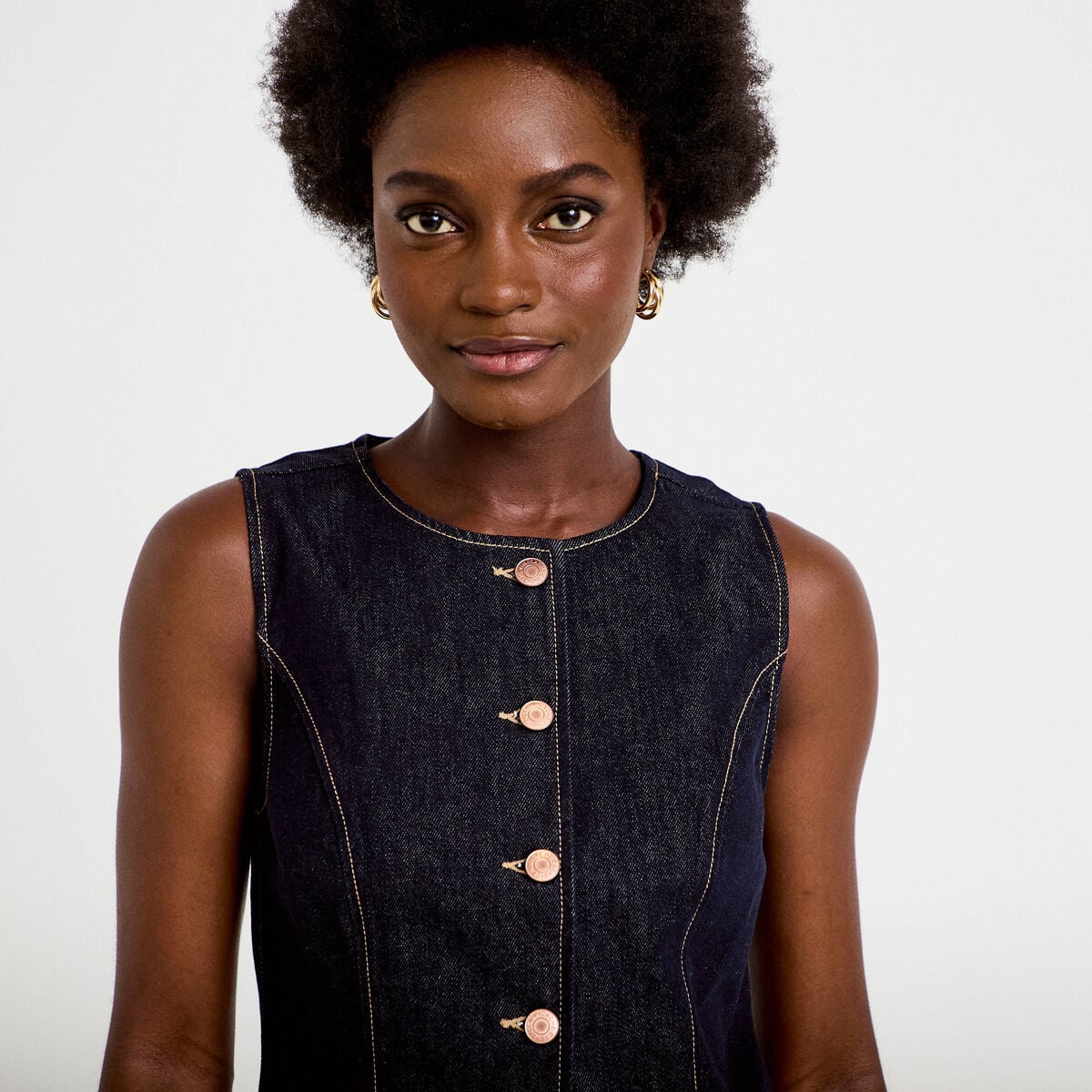 Gilet cintr&eacute; sans manches en jean denim brut femme