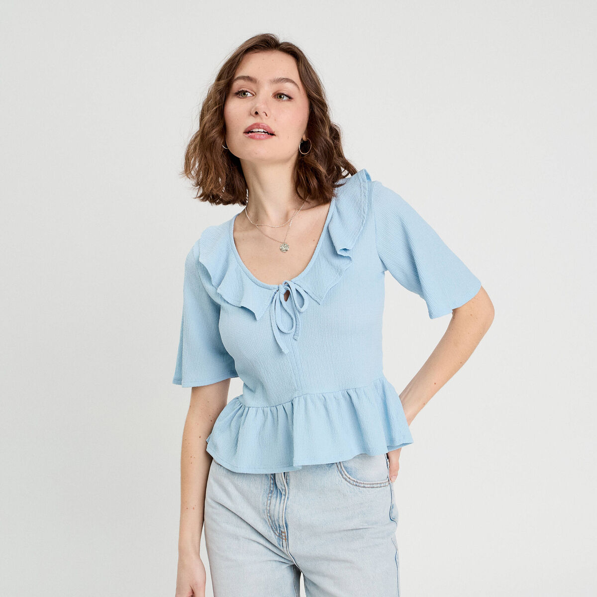 Blouse noeud et volants bleu ciel femme