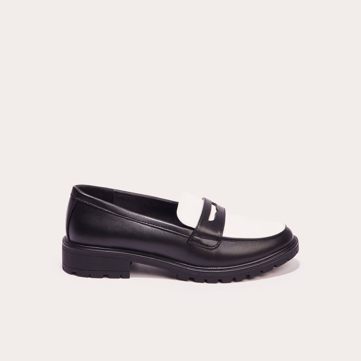 Mocassins vernis crantés ecru femme
