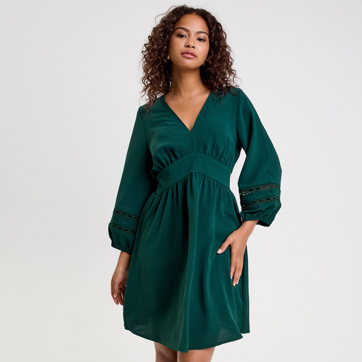 Robe courte &eacute;vas&eacute;e col v manches 3/4 vert fonc&eacute; femme