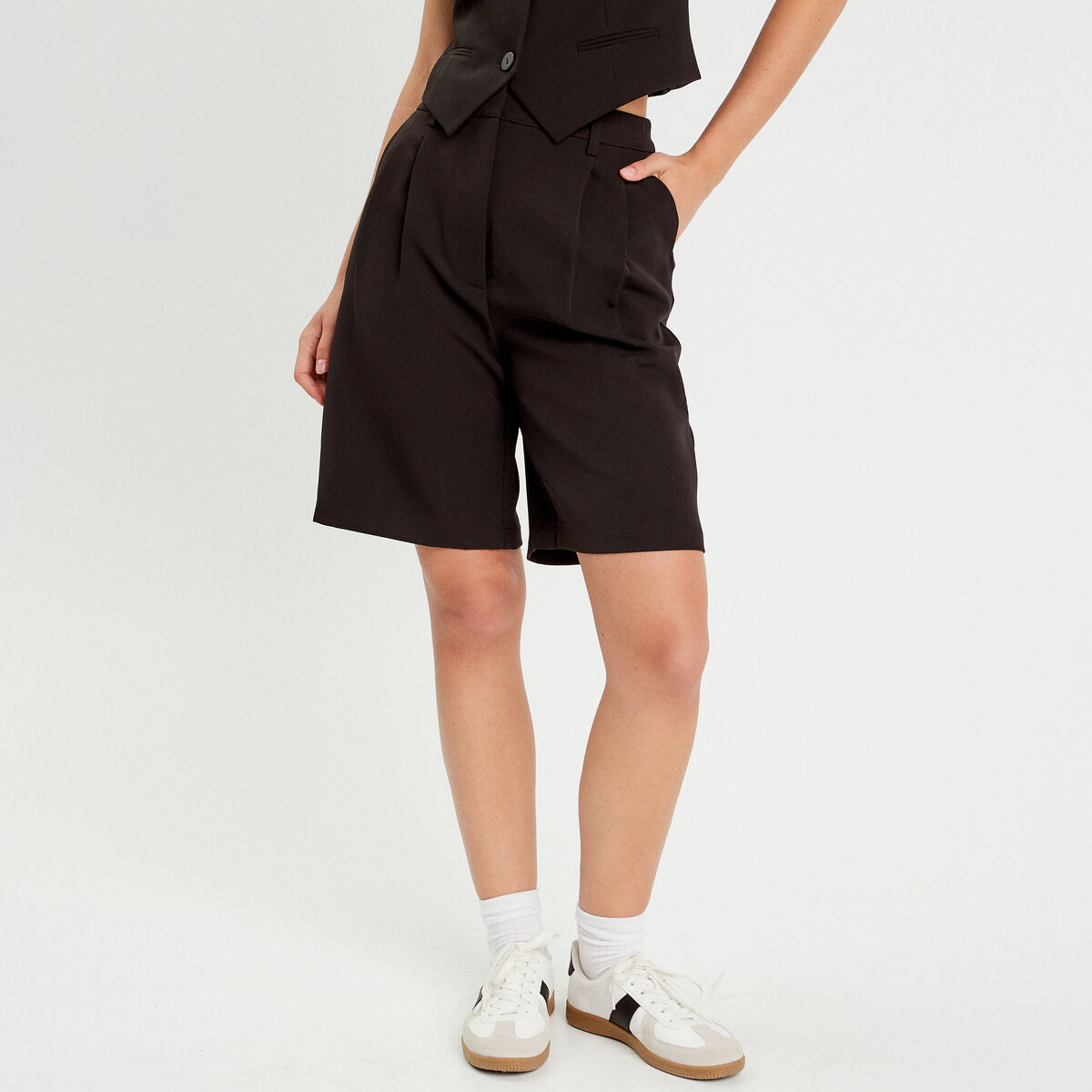 Bermuda large pinces noir femme