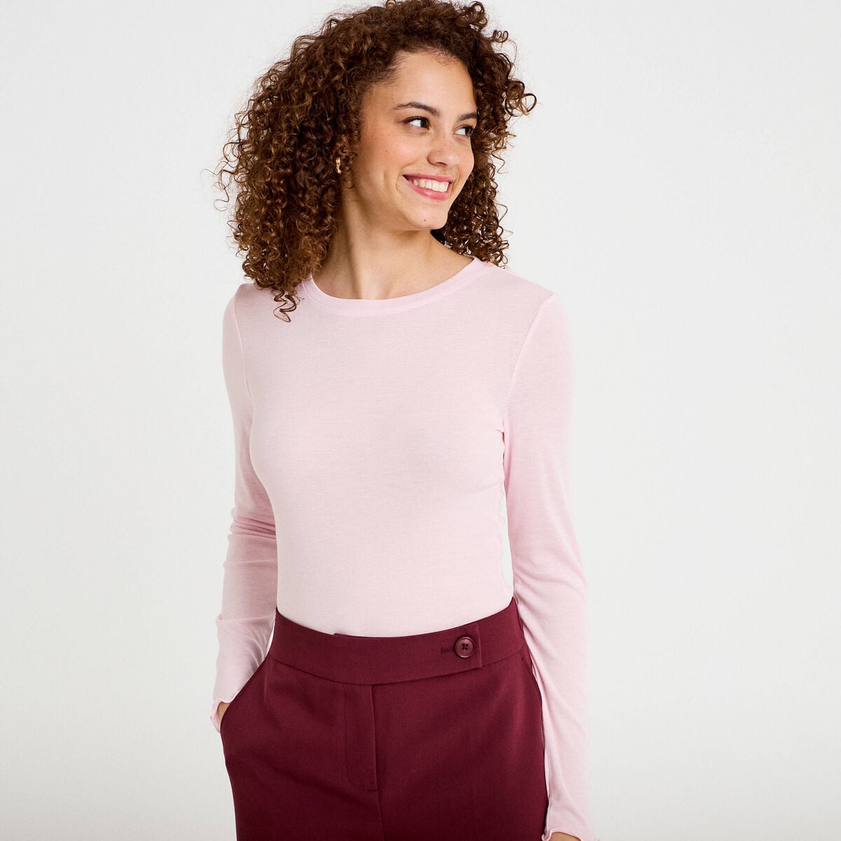 T-shirt ajust&eacute; col rond manches longues rose clair femme