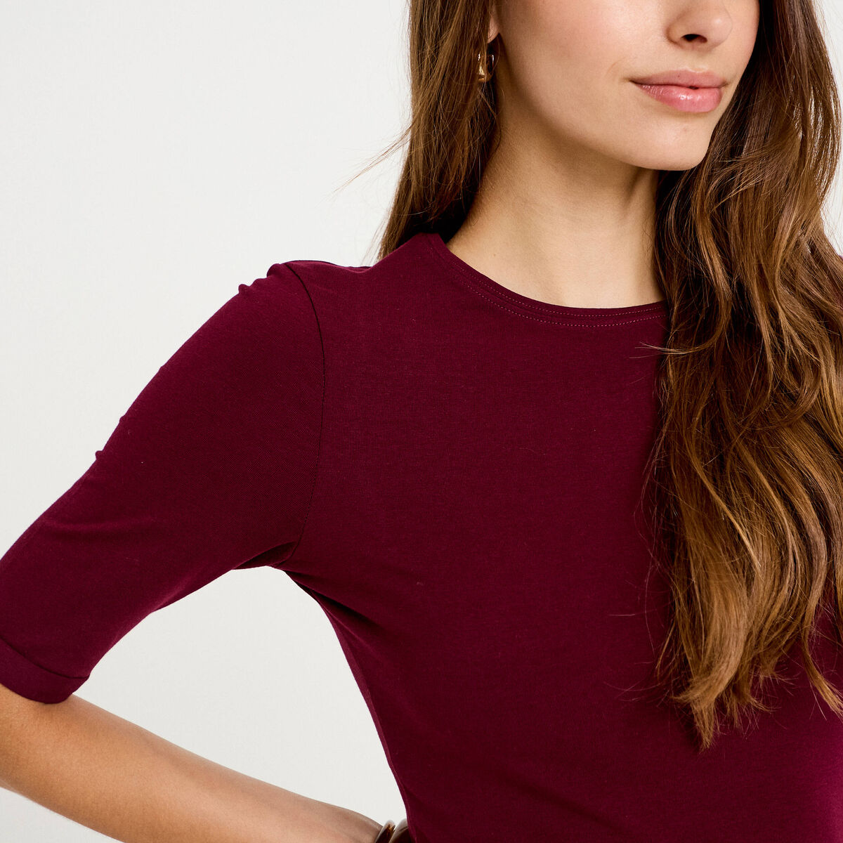 T-shirt ajust&eacute; col rond manches courtes bordeaux femme