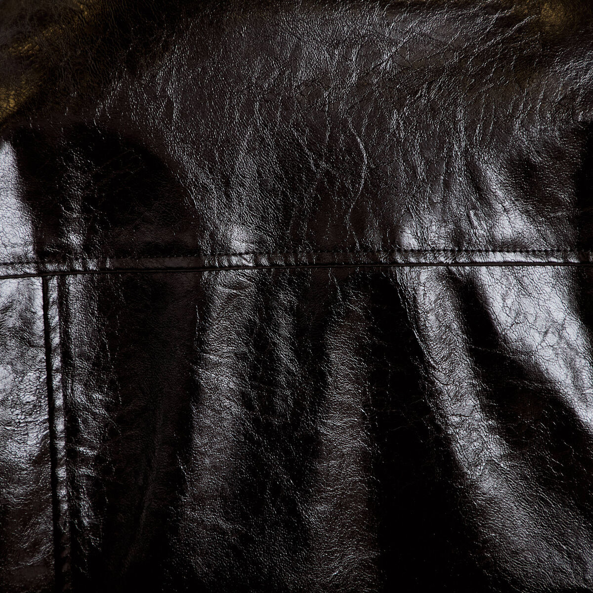 Veste droite cropped en similicuir noir femme