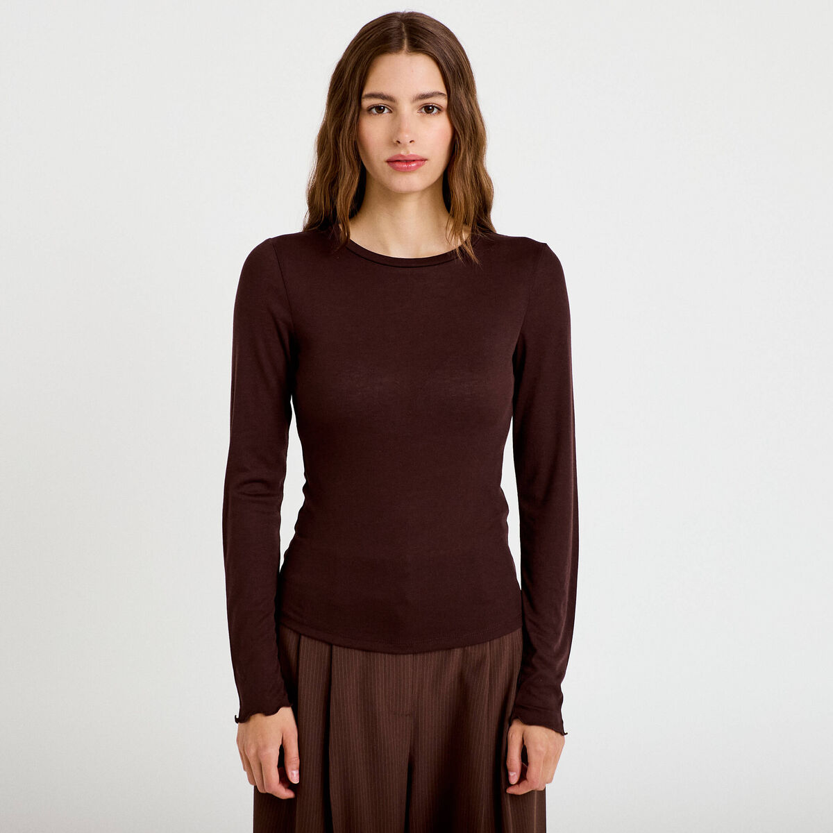 T-shirt ajust&eacute; col rond manches longues marron fonc&eacute; femme
