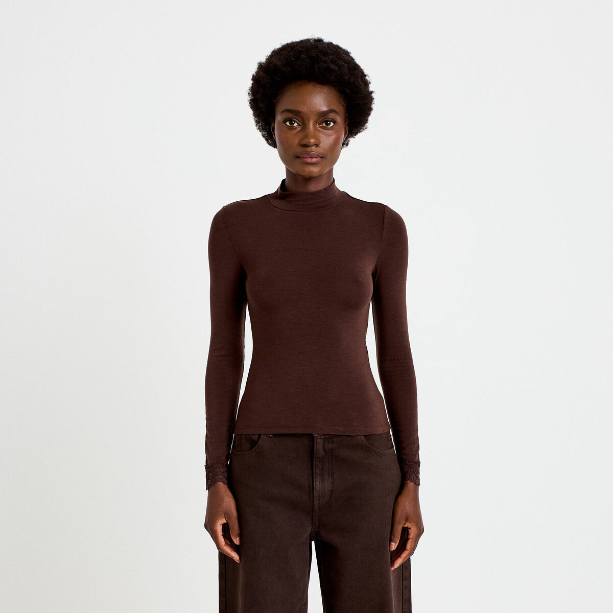 T-shirt ajust&eacute; col roul&eacute; dentelle marron fonc&eacute; femme