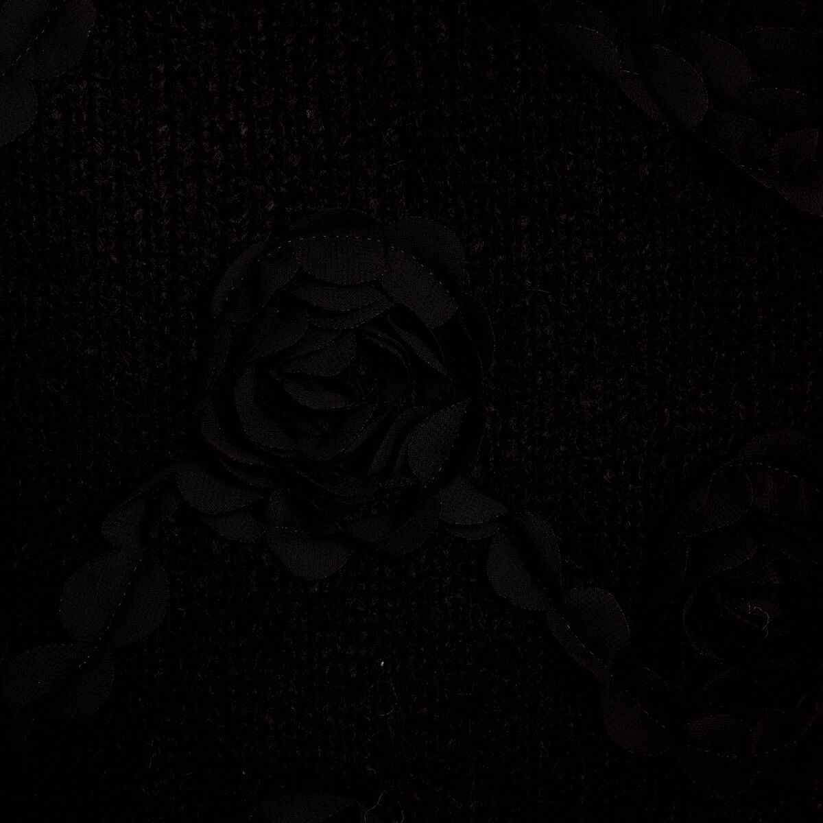 Pull fleurs en relief noir femme