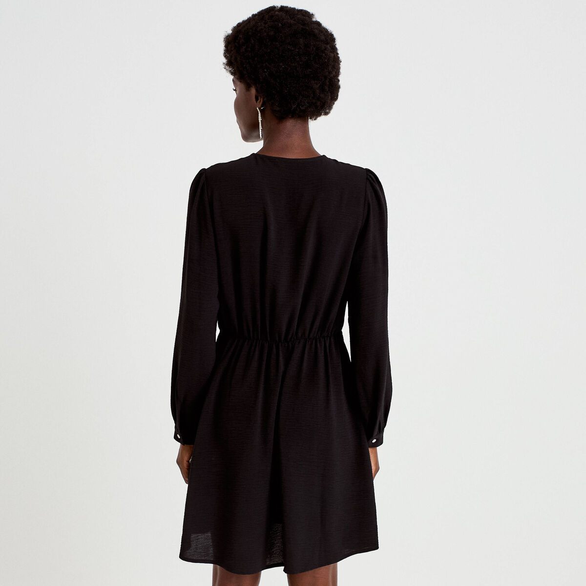 Robe courte &eacute;vas&eacute;e col v manches longues noir femme
