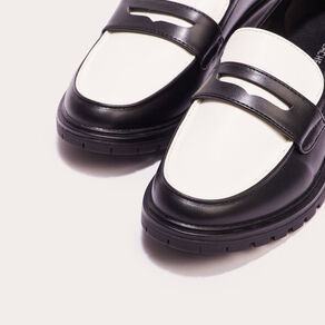 Mocassins vernis crantés ecru femme