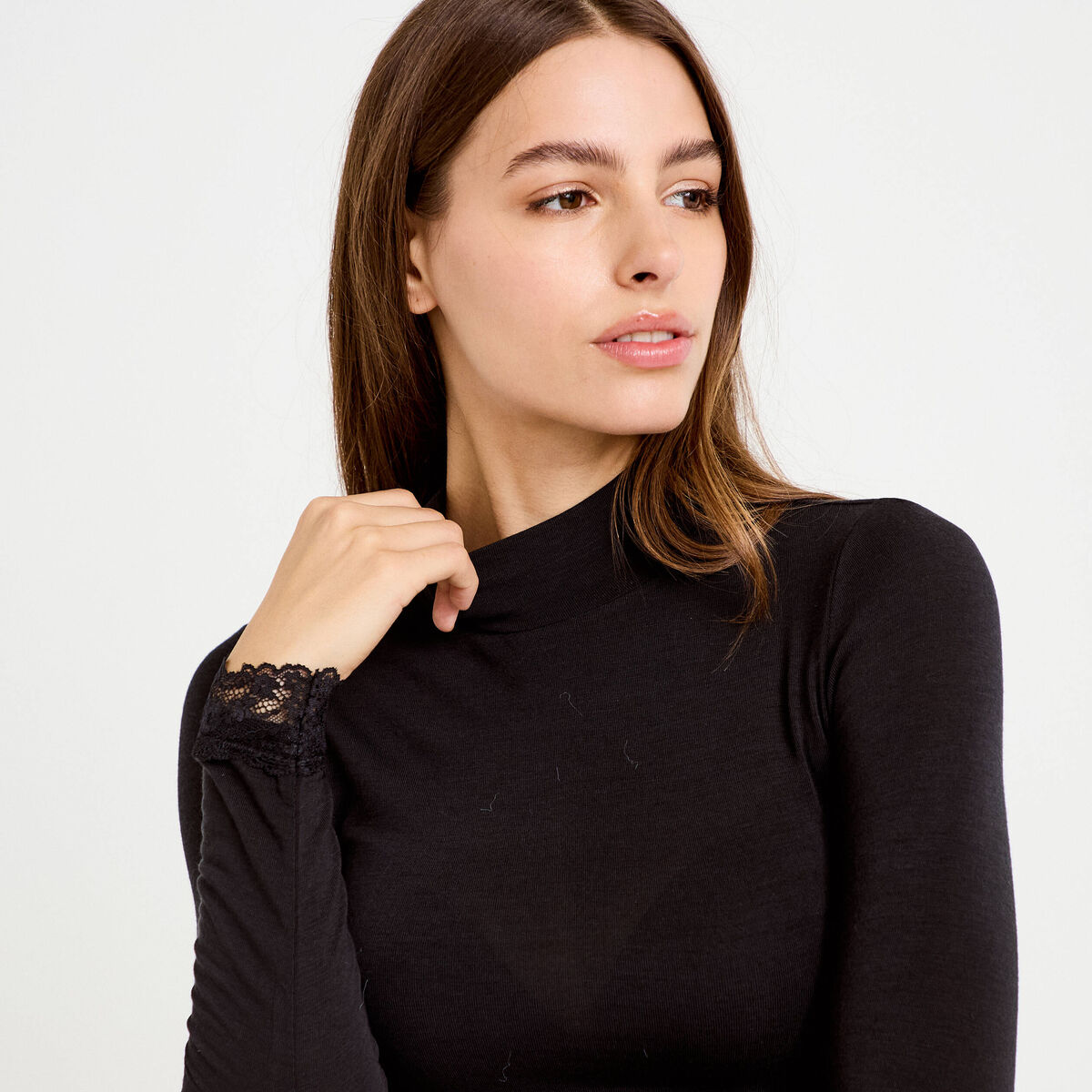 T-shirt ajust&eacute; col roul&eacute; dentelle noir femme