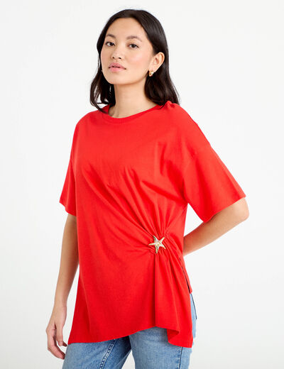 T-shirt &agrave; fronces avec bijou rouge femme