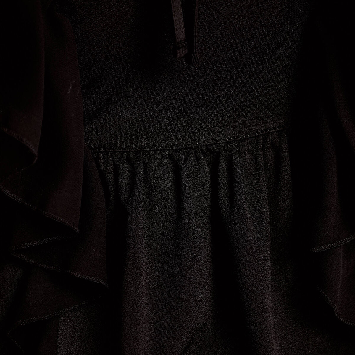 Blouse d&eacute;collet&eacute; voile manches courtes noir femme