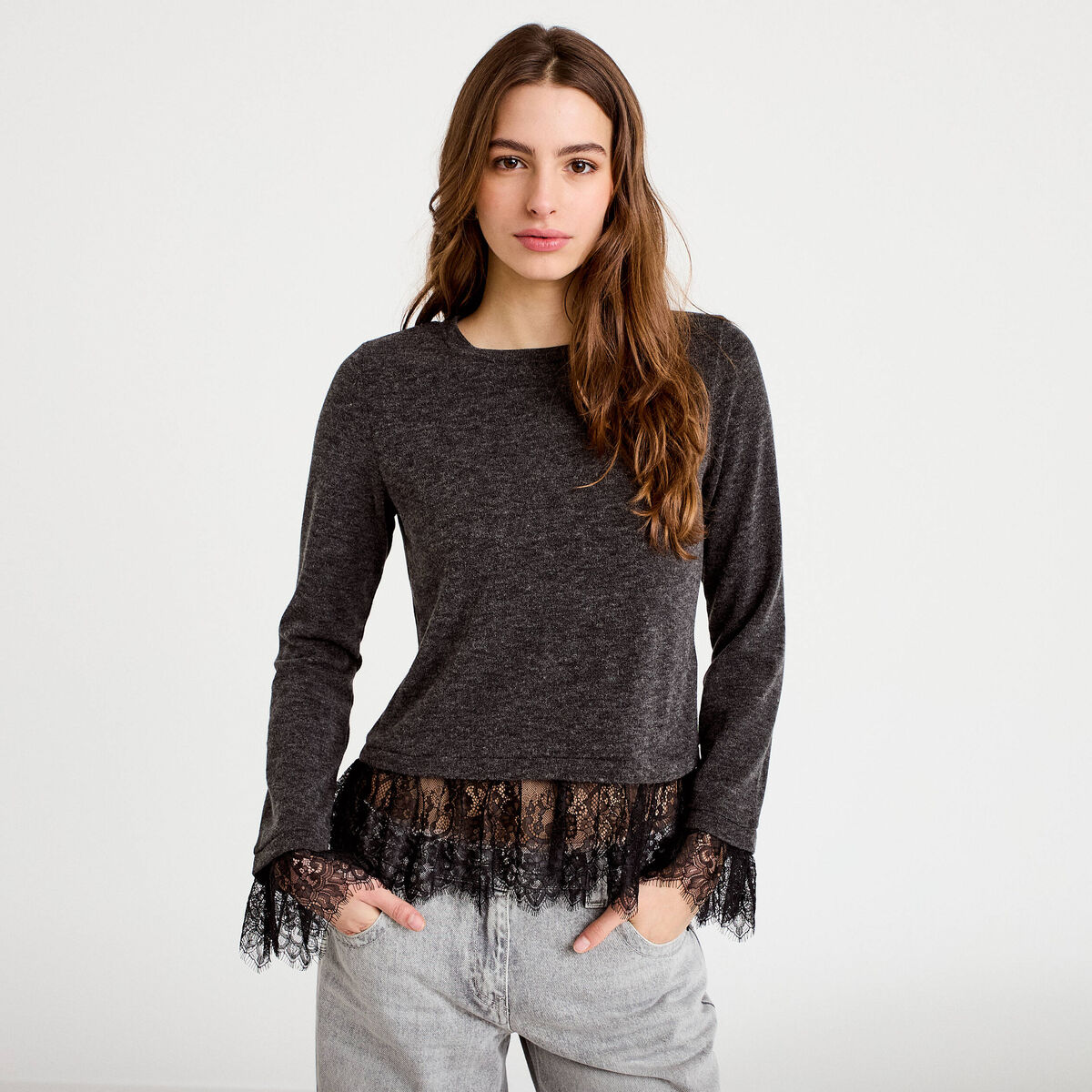 Pull d&eacute;tails de dentelle gris fonc&eacute; femme
