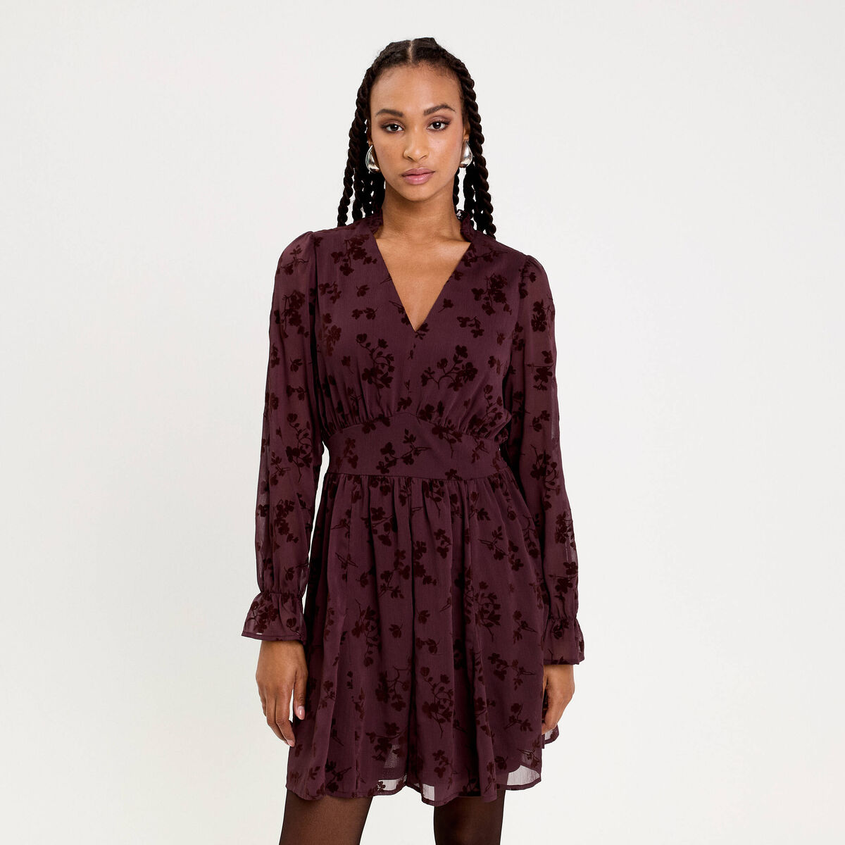 Robe courte &eacute;vas&eacute;e col v manches longues marron cognac femme