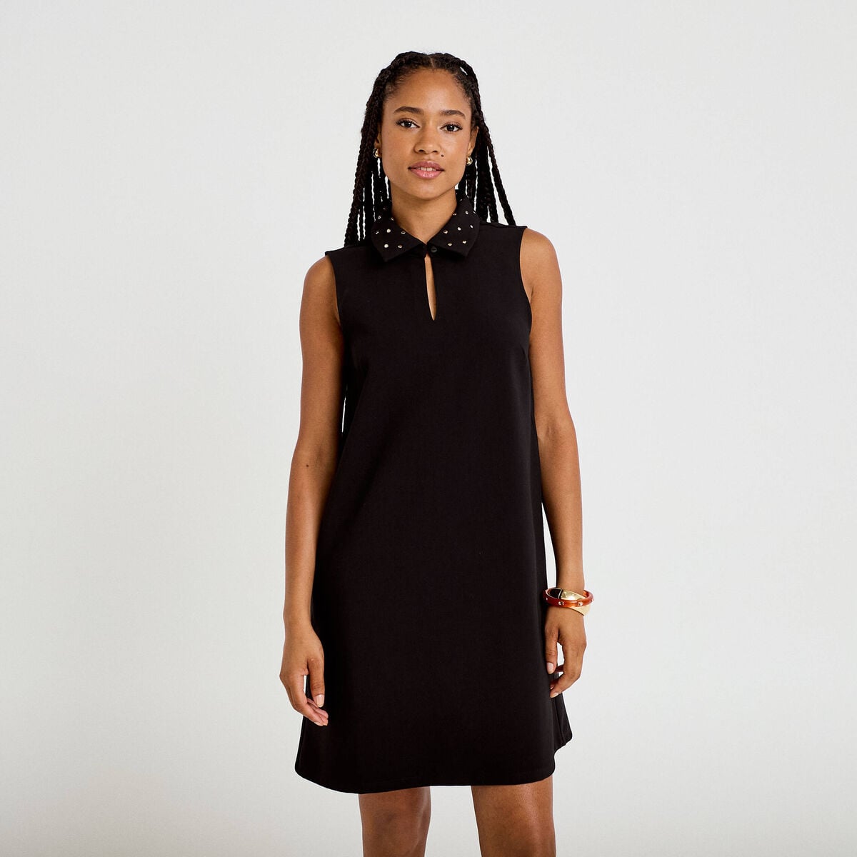 Robe droite courte col chemise clout&eacute;e noir femme