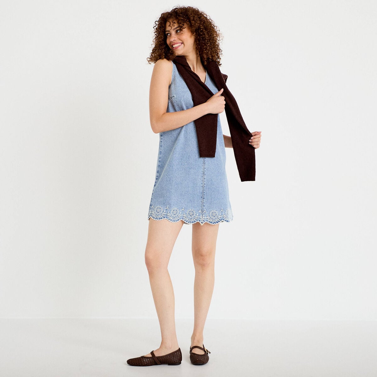 Robe courte &eacute;vas&eacute;e en jean sans manches denim bleach femme