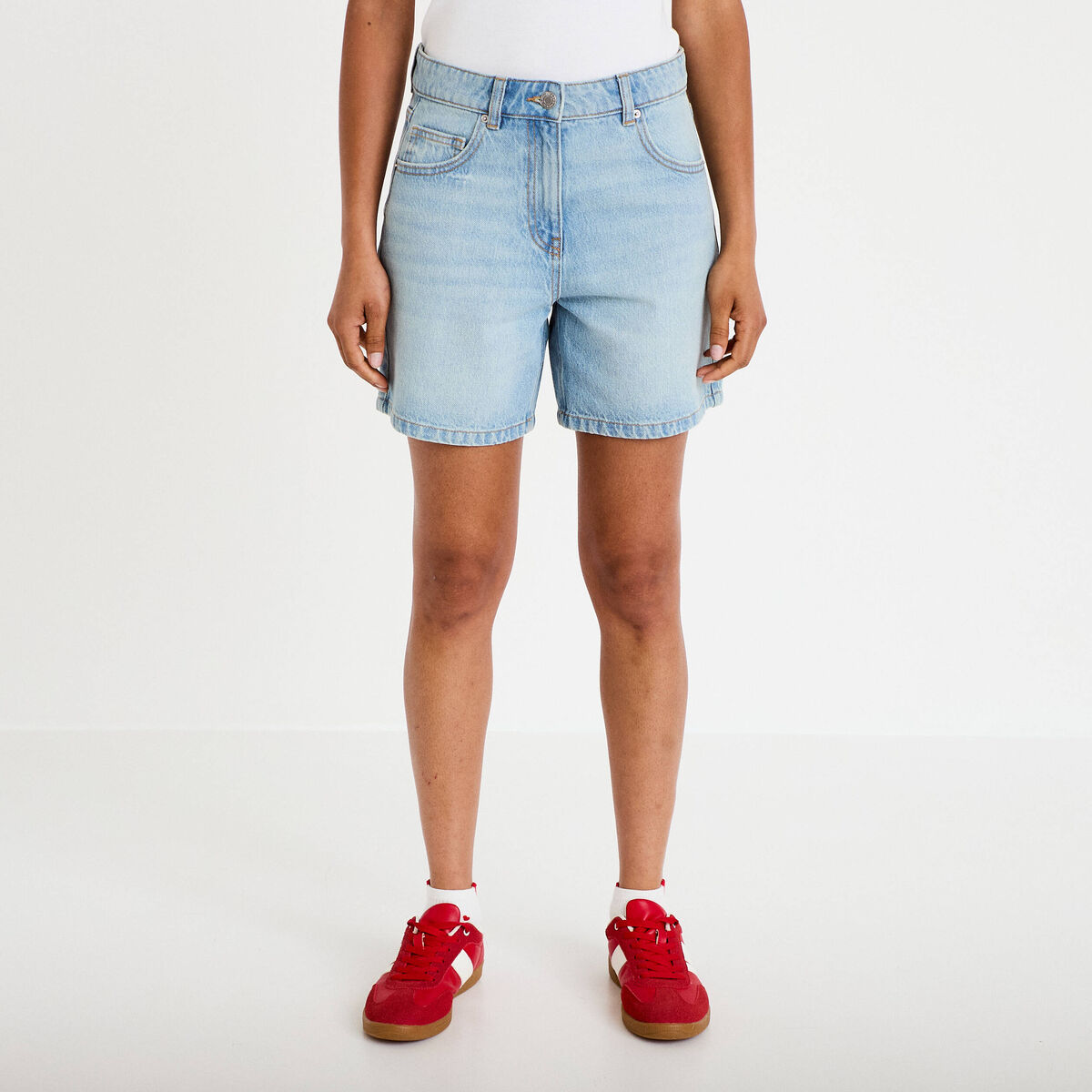 Bermuda regular 5 poches en jean denim bleach femme