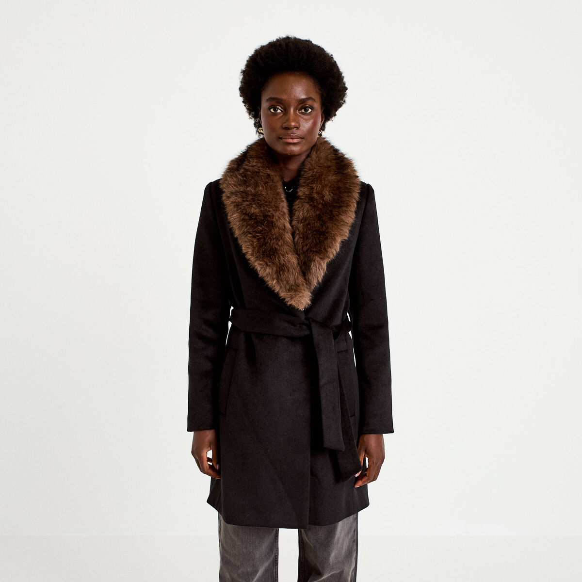 Manteau cintr&eacute; col ch&acirc;le manches longues noir femme