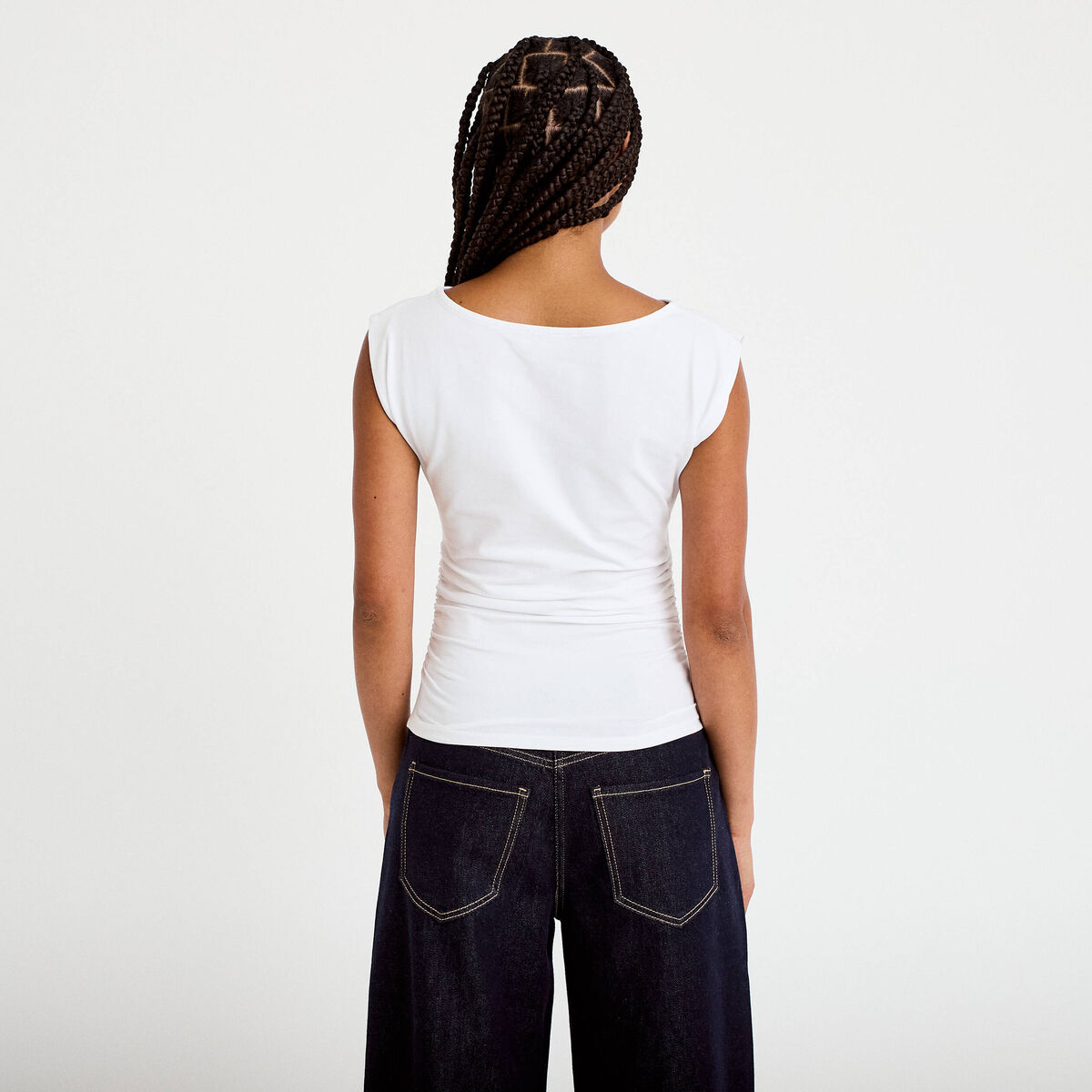 T-shirt ajust&eacute; col bateau sans manches blanc femme