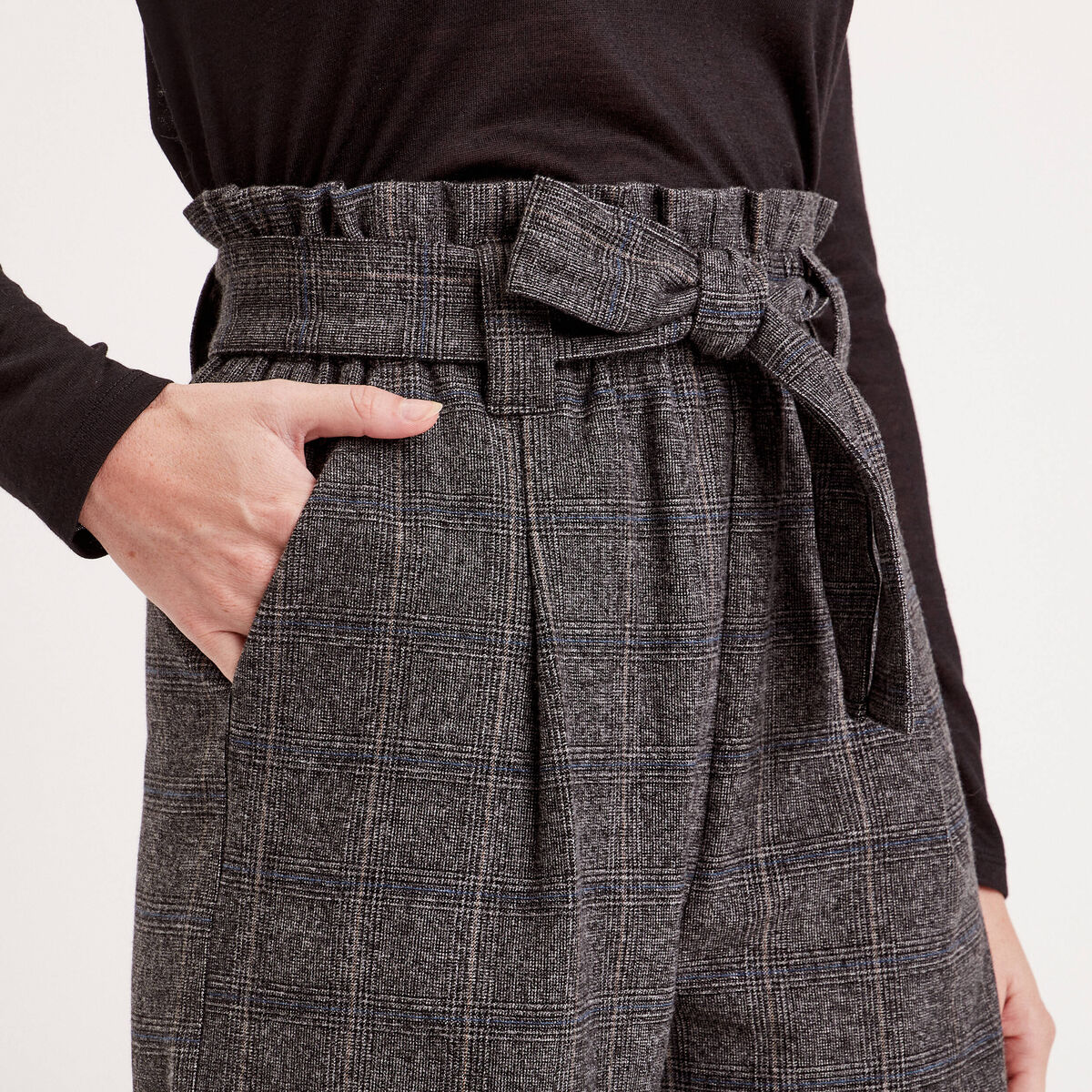 Short droit ceinturé noir femme
