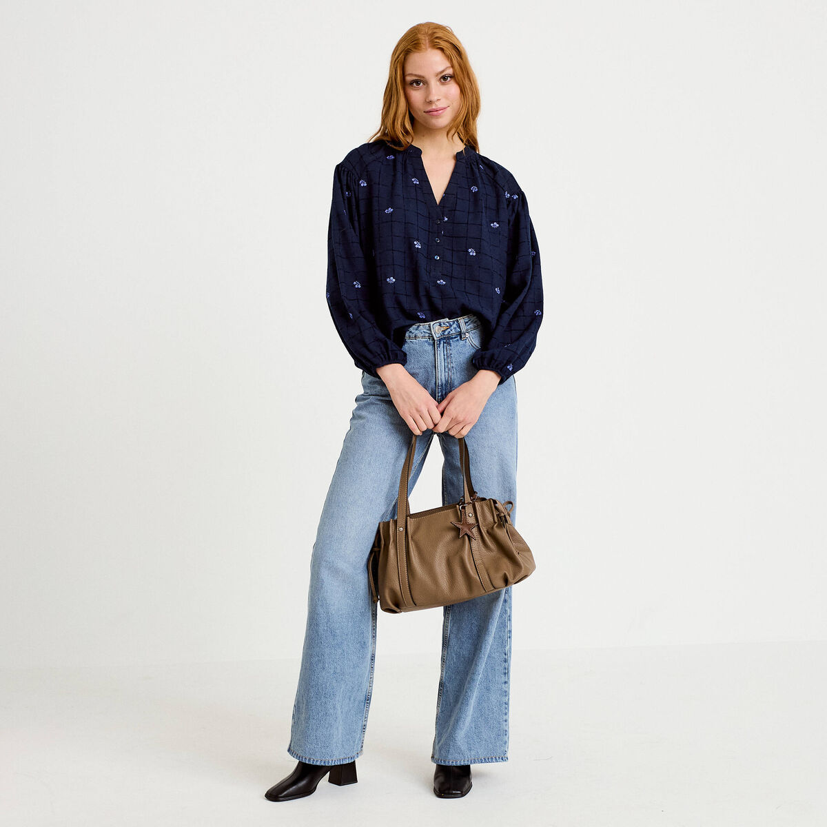 Blouse avec broderie bleu fonc&eacute; femme