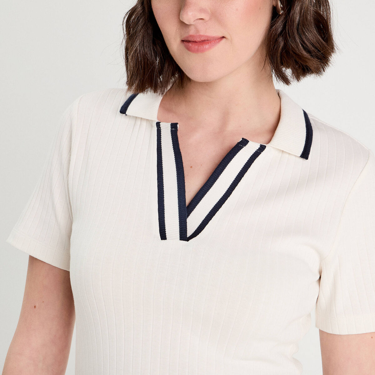 Polo c&ocirc;tel&eacute; manches courtes ecru femme