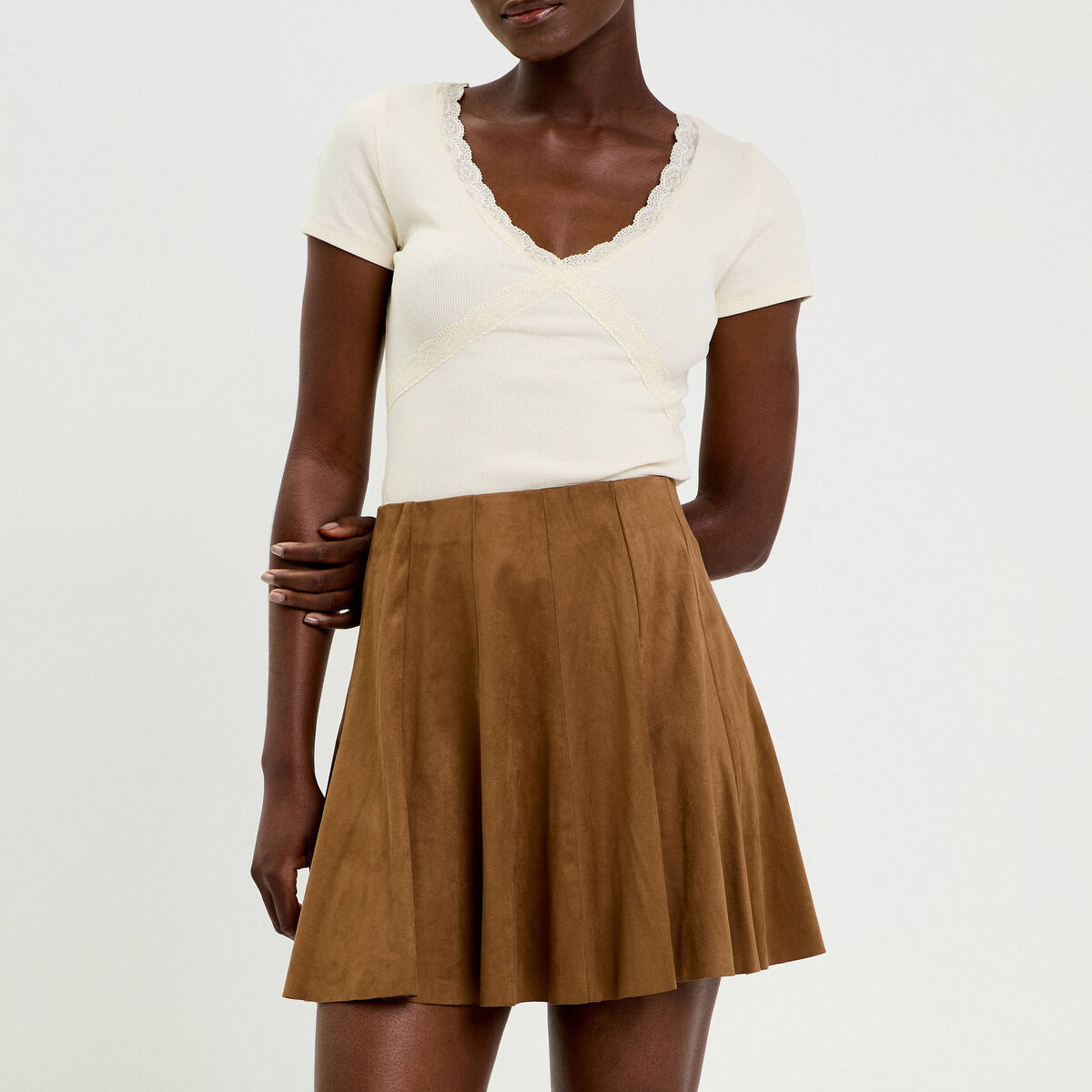 Jupe courte &eacute;vas&eacute;e aspect daim marron fonc&eacute; femme